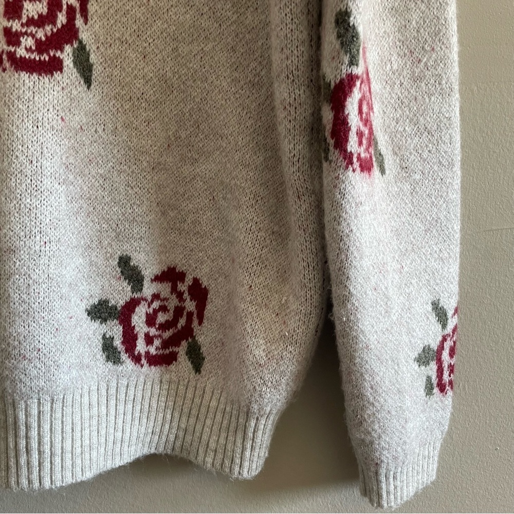 Cleo Oatmeal V Neck Rose Patterned Boxy Cardigan - Size Large Like New - Picture 13 of 16